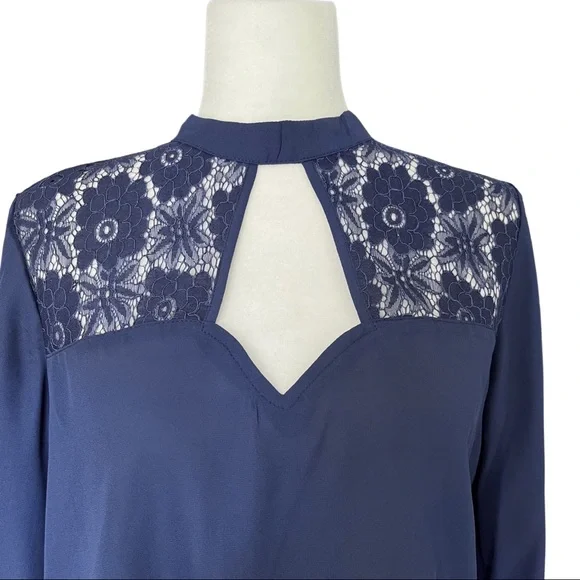 Keyhole neck blouse - Picture 3 of 4